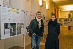 Tim Kellner und Alexandra Lotz in der Ausstellung mit den Entwürfen zum Kunstwettbewerb „Erinnern und Mahnen an Rostock-Lichtenhagen 1992“