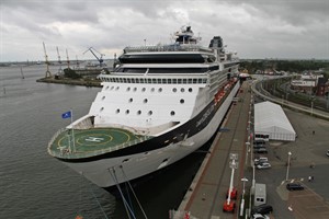 In den nächsten beiden Sommern baut Rostock Port am Pier 8 für die Kreuzfahrtschiffe noch ein Zelt auf. Ab 2020 dann soll hier ein Terminalgebäude stehen. (Foto: Archiv)