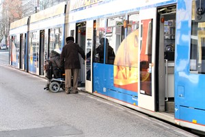 Elektrorollstühle, wie dieser, werden von der RSAG weiterhin befördert, E-Scooter werden in Bussen und Bahnen ab dem 15. Februar jedoch nicht mehr mitgenommen (Foto: Archiv)