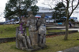 Sandsteinskulptur vor der Stadthalle Rostock