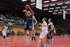 Rostock Seawolves besiegen Citybasket Recklinghausen und erreichen Playoffs - Center Daniel Lopez (20 Punkte, 10 Rebounds) auf dem Weg zu zwei Punkten (Foto: Sylvia Funk)