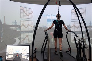 Das Gait Real-Time Analysis Interactive Lab am Forschungslabor Trainingswissenschaft an der Universität Rostock ist deutschlandweit das erste und derzeit einzige Großgerät dieser Art (Foto: Kristin Nölting)