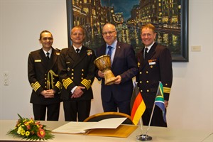 Nigel Jonathan Fillis (Militärattaché der Botschaft der Republik Südafrikas in Deutschland), Françoise Roux (Kapitän der Amatola), Oberbürgermeister Roland Methling und Fregattenkapitän Volker Herbert Blasche (Kommandant der Task Group) beim Eintrag in das Gästebuch der Hansestadt Rostock (v.l.n.r.)