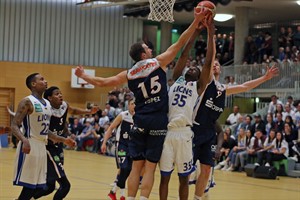 Rostock Seawolves verlieren Playoff-Krimi gegen Karlsruhe Lions - Daniel Lopez (#15) und David Markert (#9) im Kampf um den Ball (Foto: Sylvia Funk)