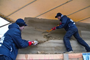 Karlis Ile und Maija Puncule bereiten die Warnemünder Sandwelt 2017 an Pier 7 vor.