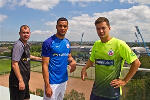 Hansa Rostock stellt neue Trikots der Spielzeit 2017/2018 vor - Amaury Bischoff im Auswärtstrikot, Joshua Nadeau im Heimtrikot und Julian Riedel im Ausweich-Trikot (v.l.n.r.)