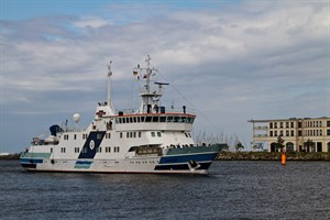 Das polnische Forschungsschiff Horyzont II läuft in Warnemünde ein.