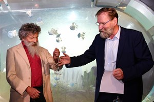 Zoodirektor Udo Nagel (re.) und IOW-Direktor Prof. Ulrich Bathmann vereinbarten am Montag eine Zusammenarbeit in der Quallenforschung. Symbolisch überreichte der Zoodirektor eine Glasqualle. (Foto: Joachim Kloock)