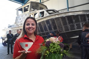 Barbara Soares legte als Symbol für die Verbindung der Seenotretter mit den allgegenwärtigen Naturgewalten und den technischen Innovationen der Rettungseinheiten die Zehn-D-Mark-Gedenkmünze „Mensch, Natur, Technik“ in den Neubau SRB 71 ein. Die Sonderprägung war im Jahr 2000 zur Weltausstellung Expo in Hannover erschienen. Barbara Soares zeigt hier ein 1:20-Modell des Schotts, in dass sie die Münze einlegte (Foto: DGzRS/Frank Hormann)