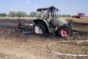 Traktor bei Erntearbeiten ausgebrannt (Foto: Polizei)