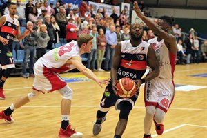 Rostock Seawolves besiegen Cuxhaven Baskets - Brandon Lockhart (am Ball) (Foto: Sylvia Funk)