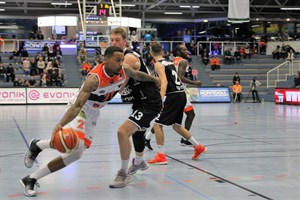 Rostock Seawolves unterliegen ETB Wohnbau Baskets Essen - Bill Borekambi auf dem Weg zum Korb (Foto: Thomas Käckenmeister)