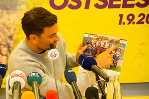 Marteria fühlt sich seit der Kindheit eng mit dem FC Hansa Rostock verbunden. Ein Konzert im Ostseestadion ist für ihn das Größte.