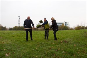 Oberbürgermeister Roland Methling, Christian Seifert vom Rostocker Kleingartenverband und Stadtgrünamtsleiterin Dr. Ute Fischer-Gäde beim ersten Spatenstich für eine neue Kleingartenanlage in der Südstadt.