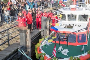 „Allzeit gute Fahrt und stets eine sichere Heimkehr“, wünscht Seenotretter-„Bootschafterin“ Heike Götz dem neuen Seenotrettungsboot NIMANOA der Deutschen Gesellschaft zur Rettung Schiffbrüchiger (DGzRS). Sie hat heute das Seenotrettungsboot für die Freiwilligen-Station Damp in ihrer Heimat Mecklenburg-Vorpommern in Warnemünde getauft. Benannt ist es nach einer Sagengestalt, die Reisende auf See stets sicher zu ihrem Ziel navigieren lässt (Foto: DGzRS – Die Seenotretter)