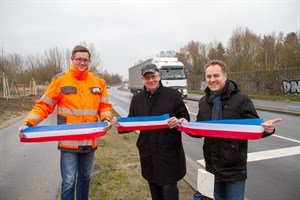 Nach dem die frisch ausgebaute Hinrichsdorfer Straße bereits vor zwei Tagen für den Verkehr freigegeben wurde, wurde sie heute von Bauleiter Marvin Dahms, Oberbürgermeister Roland Methling und Verkehrsenator Holger Matthäus offiziell eröffnet.