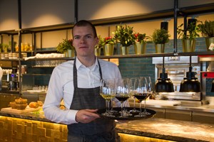 Restaurantleiter Markus Fitze serviert den Wein zur Eröffnung des neuen Weinecks.