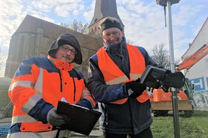 Kampfmittelberger Thomas Lohse (l.) & Vermesser Carsten Frick untersuchen das Baugebiet für das neue Petritor in Rostock (Foto: Eigenbetrieb KOE Rostock)