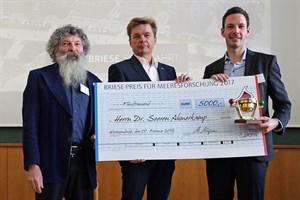 Der mit 5000 Euro dotierte BRIESE-Preis für Meeresforschung 2017 wurde heute am IOW an den Biogeochemiker Dr. Soeren Ahmerkamp (r.) verliehen. Kapitän Klaus Küper (Mitte) von der BRIESE-Reederei, rechts IOW-Direktor Ulrich Bathmann (Foto: IOW/K. Beck) 