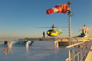 Der Rettungshelikopter auf dem Helipad der Fähre „Berlin“ (Foto: Scandlines)