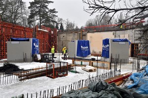 Betonbecken für Aquarien im Zoo Rostock eingesetzt (Foto: Zoo Rostock/Joachim Kloock)