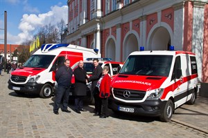 Ralf Gesk vom Rettungsamt, Senator Chris Müller-von Wrycz Rekowski, Jürgen Richter vom DRK Rostock und Dr. Dagmar Zillig vom Rettungsdienst Rostock mit den neuen Rettungsfahrzeugen