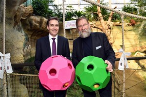 Wiro-Chef Ralf Zimlich (li.) und Zoodirektor Udo Nagel tauften heute den jüngsten Orang-Utan-Nachwuchs auf den Namen LinTang. Als Taufgeschenke gab es Spiel- und Futterbälle. (Foto: Zoo Rostock/Joachim Kloock)