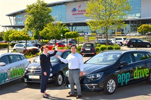 App2drive – Carsharing am Flughafen Rostock-Laage: Dörthe Hausmann, Geschäftsführerin Flughafen, und Benjamin Cserhati, Sales & Retail Manager von app2drive Deutschland (Foto: Angelika Heim)