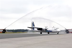 Mit dem traditionellen Wasserbogen wurde der VLM-Erstflug aus Antwerpen und Köln/Bonn in Rostock-Laage begrüßt (Foto: Angelika Heim)