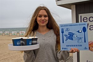 Lena Burger verkauft den Kaffee am Strand nur noch in Bechern aus biologisch abbaubarem Material