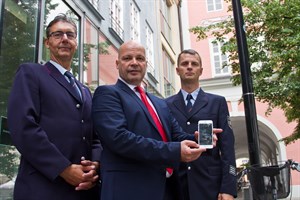 Roland Kilmer, Abteilungsleiter Einsatzvorbereitung im Brandschutz- und Rettungsamt, Senator Dr. Chris Müller-von Wrycz Rekowski und Stefan Kieckhöfer, Leiter der Stabsstelle Personalentwicklung, Kommunikation und Rettungsdienst im Brandschutz- und Rettungsamt stellen die neue Rostock App vor.