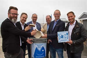 Für weniger Plastikmüll am Strand und in der Ostsee: IHK-Präsident und Strandgastronom Claus Ruhe Madsen, Umweltsenator Holger Matthäus, Tourismusdirektor Matthias Fromm, Matthias Welk vom Amt für Umweltschutz, Henning Möbius von der Stadtentsorgung und Strandkorbvermieter Alexander Fritz