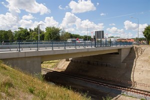 Erneuerte Brücke über die Bahnstrecke Kavelstorf - Seehafen Rostock