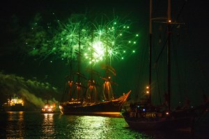 So schön ist das Feuerwerk zur Hanse Sail in Warnemünde (Foto: Archiv)