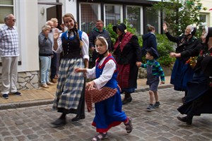 Mit dem Niege Ümgang startete die 81. Warnemünder Woche 2018