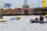 Segelboot kentert im Überseehafen