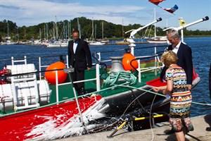 Babette Caffier tauft das neue Feuerlöschboot der Rostocker Berufsfeuerwehr auf den Namen „Albert Wegener“