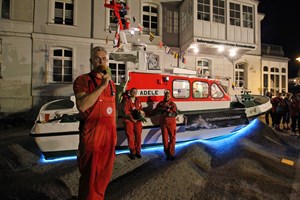 „Adele“, das ehemalige Tochterboot des Seenotrettungskreuzers „Vormann Steffens“, ist die neue Attraktion vor dem Informationszentrum der Seenotretter in Rostock-Warnemünde