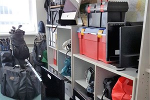 Einbruchsserie aufgeklärt, sichergestelltes Diebesgut füllt Ermittlerbüro (Foto: Polizei Rostock)