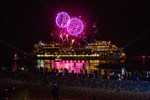 Kreuzfahrtschiff-Auslaufparade mit Feuerwerk in Warnemünde