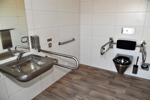 Die moderne WC-Anlage verfügt über eine barrierefreie Toilette, die mit einem Nottaster mit optischer und akustischer Meldung im Innen- und Außenbereich ausgestattet ist. (Foto: Joachim Kloock/TZRW)