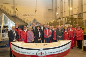 Bei Tamsen Maritim in Rostock wurden heute drei neue Seenotrettungsboote auf Kiel gelegt – in Anwesenheit von Spendern, Seenotrettern und Mitarbeitern der Werft (Foto: DGzRS/Martin Stöver)