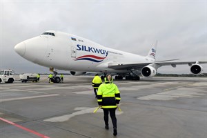 48 Tonnen Frachtgut am Flughafen Rostock-Laage in Frachtmaschine Boeing 747-400F der Airline Silk Way verladen (Foto: Angelika Heim)