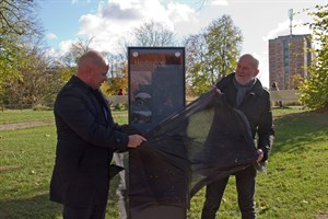 Senator Chris Müller-von Wrycz Rekowski und Designer Geert Maciejewski enthüllen die Informationsstele in den Wallanlagen. 