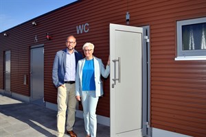 Steffi Berger, Geschäftsführerin der Fima Berger Raumsysteme GmbH, und Tourismusdirektor Matthias Fromm präsentierten heute in Warnemünde die neue Toilette am Strandaufgang 10 (Foto: Joachim Kloock/TZRW)