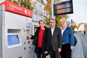 RSAG-Fahrkarten kontaktlos und mit Kreditkarte zahlen - Vertriebsmitarbeiterin Silke Gereit, Vorstand Jan Bleis und Marketingchefin Catrin Dumrath (v.l.n.r.) freuen sich, dass der Ticketkauf noch einfacher und bequemer wird (Foto: Joachim Kloock)