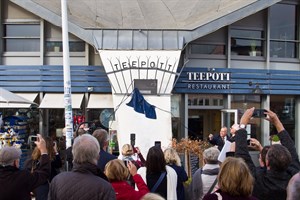 Die Plakette, die den Warnemünder Teepott als historisches Wahrzeichen der Ingenieurbaukunst in Deutschland auszeichnet, wird enthüllt.