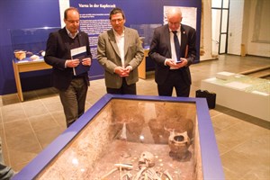 Steffen Stuth, Vladimir Slavchev und Roland Methling in der Ausstellung „Ältestes Gold der Welt“ im Kulturhistorischen Museum Rostock