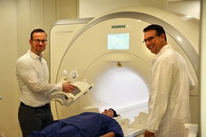 Steve Küster (Leitender MTRA, l.) und Prof. Dr. Marc-André Weber (Direktor der Diagnostischen und Interventionellen Radiologie) nehmen das neue Gerät in Betrieb (Foto: Unimedizin Rostock)