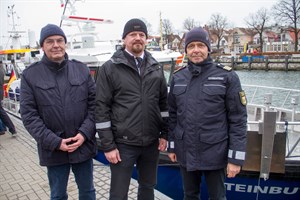 Die Crew der Steinbutt von der Fischereisaufsicht in Warnemünde: Maschinist Matthias Holznagel, Jens Fink und Christian Kupfer